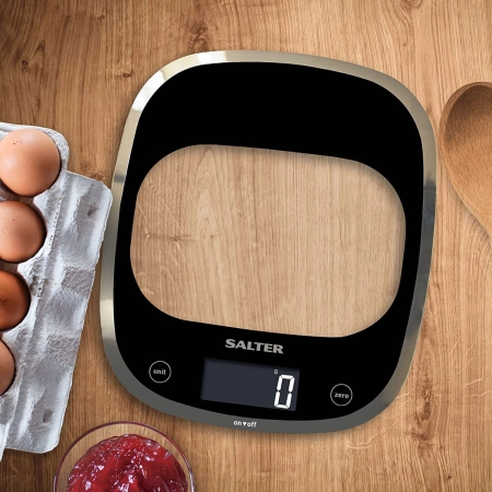 Szklana waga kuchenna Salter 1050 BKDR Aquatronic podczas ważenia składników